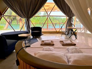 Luxe beddengoed, een minibar, een bureau, verduisterende gordijnen