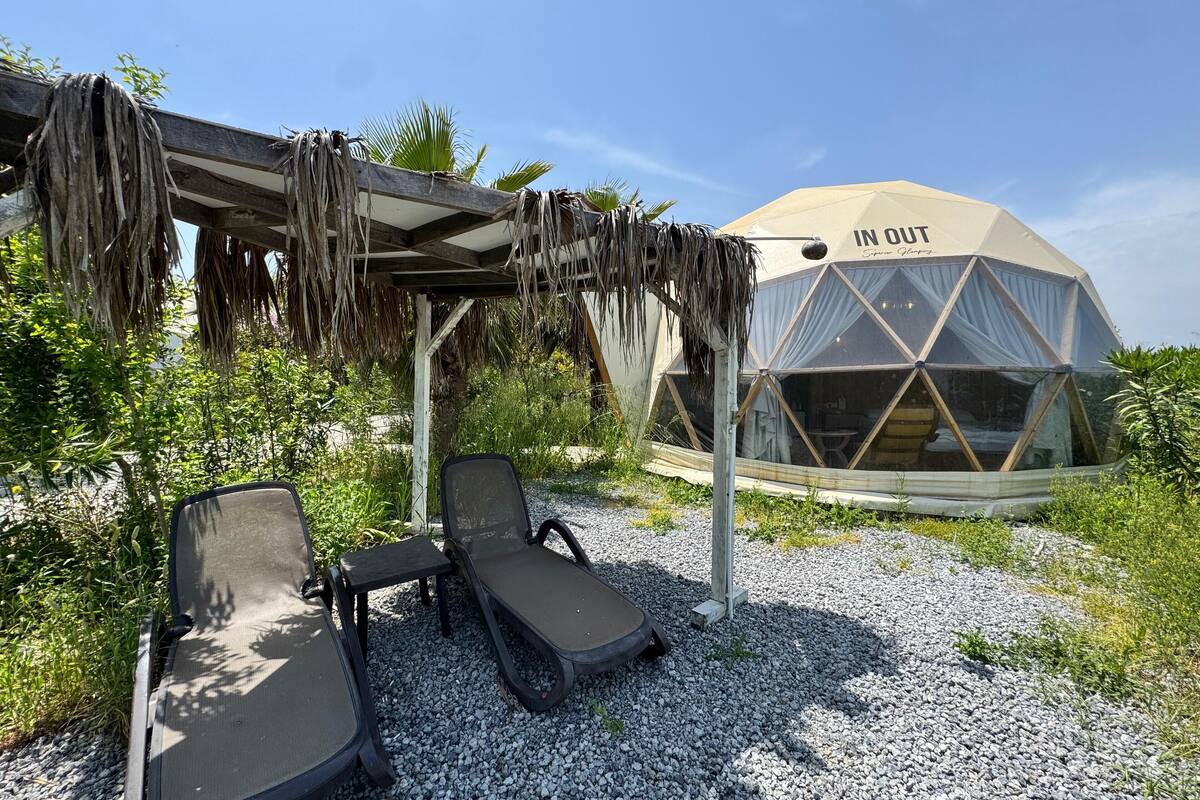 Superior tent, patio | Een bureau, verduisterende gordijnen, gratis wifi