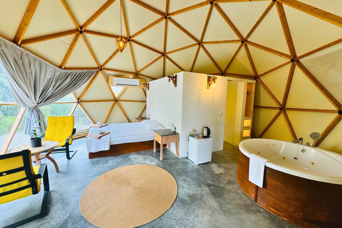 Superior tent, patio | Een bureau, verduisterende gordijnen, gratis wifi