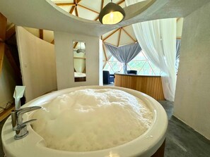 Luxe beddengoed, een minibar, een bureau, verduisterende gordijnen