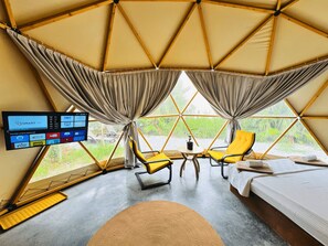 Deluxe tent, patio | Luxe beddengoed, een minibar, een bureau, verduisterende gordijnen