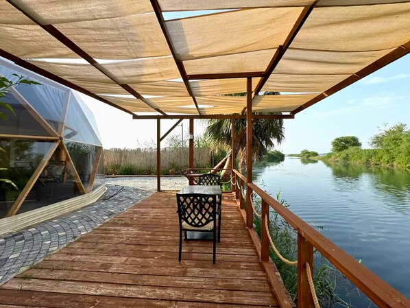 Grand tent, patio, uitzicht op rivier | Woonruimte
