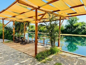 Grand tent, patio, uitzicht op rivier | Woonruimte