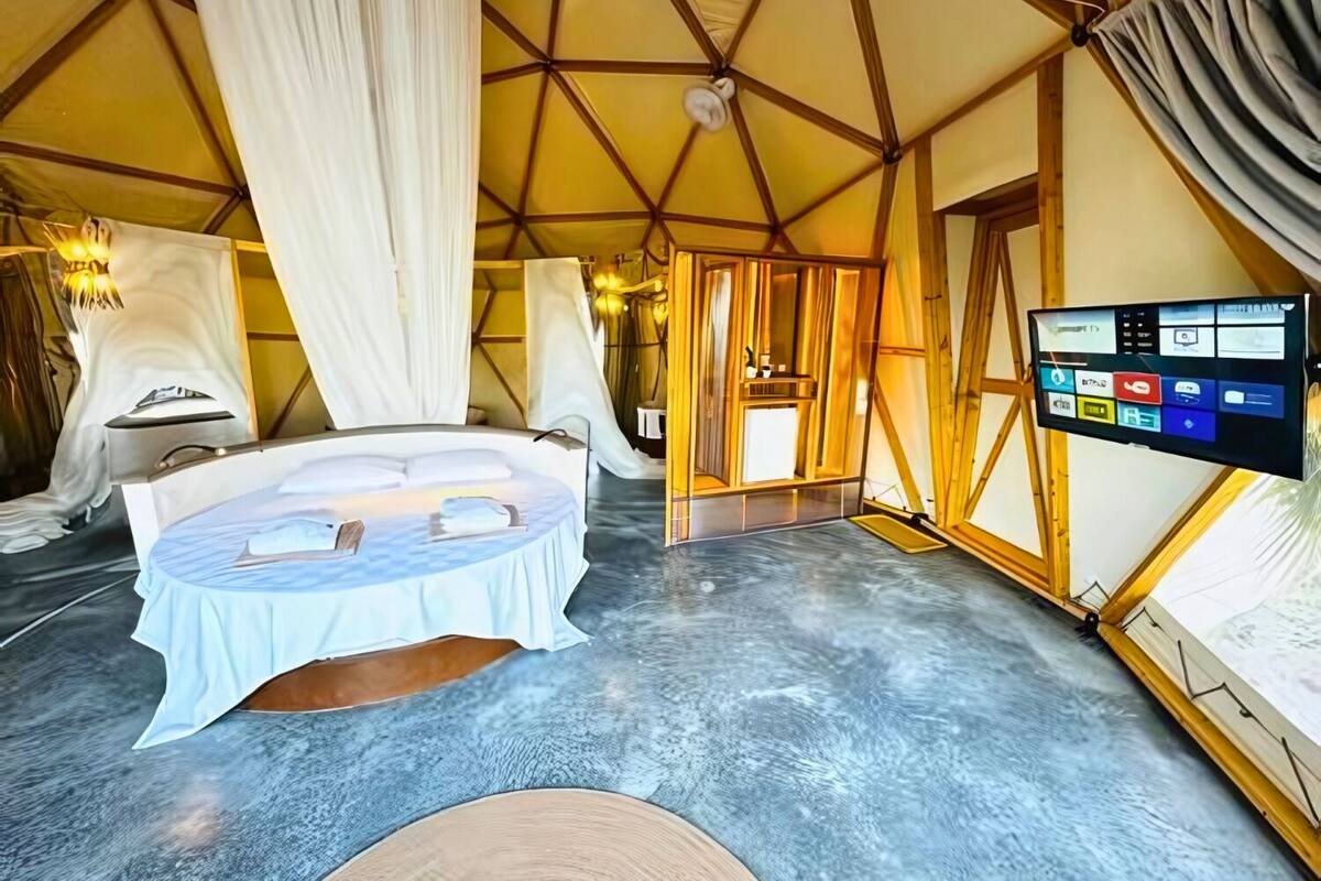Deluxe tent, patio | Een bureau, verduisterende gordijnen, gratis wifi