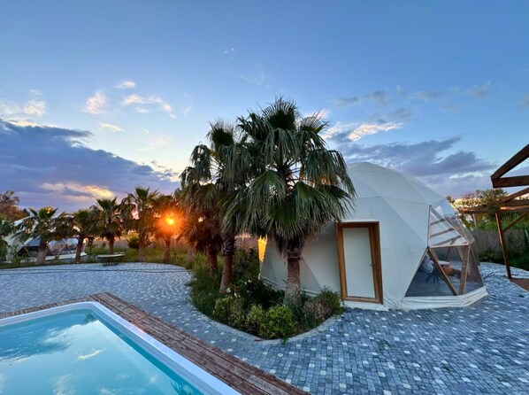 Tienda superior, patio | Ropa de cama de alta calidad, minibar, escritorio y cortinas opacas