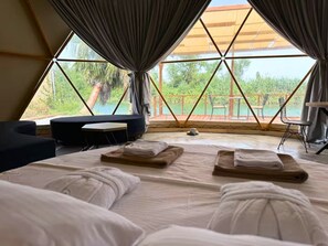 Grand tent, patio, uitzicht op rivier | Luxe beddengoed, een minibar, een bureau, verduisterende gordijnen