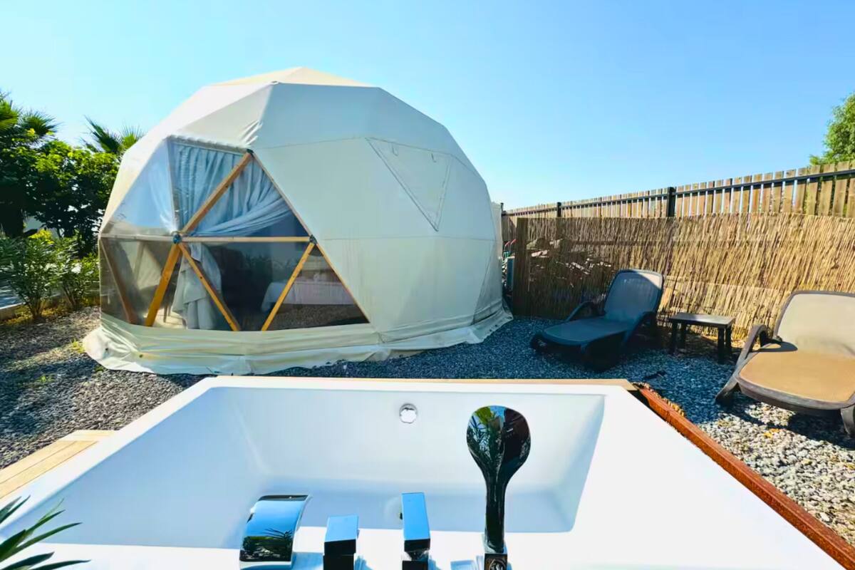 Comfort tent, patio | Een bureau, verduisterende gordijnen, gratis wifi