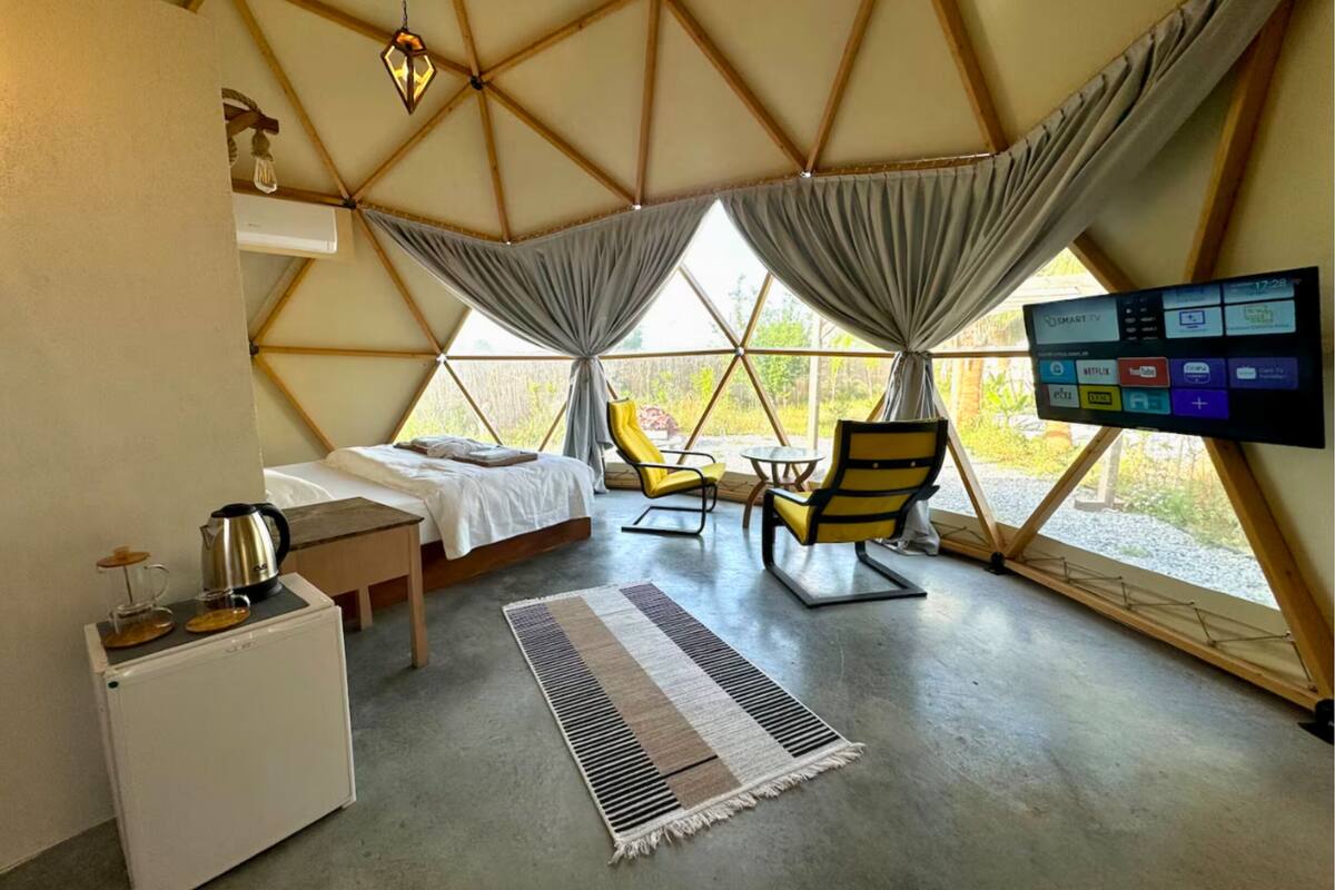 Superior tent, patio | Een bureau, verduisterende gordijnen, gratis wifi