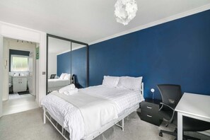 1 habitación, tabla de planchar con plancha, internet y ropa de cama 