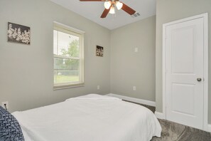 3 bedrooms, iron/ironing board, WiFi, bed sheets