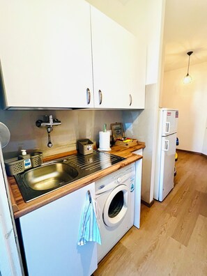 Køleskab, mikrobølgeovn, kogeplade, kaffe-/temaskine