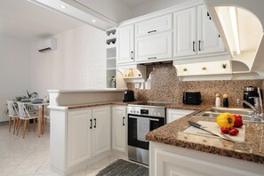 ثلاجة، ميكروويف، فرن، موقد طهي مسطح