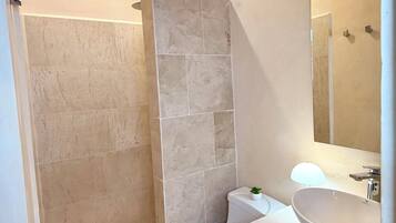 Luxury-Apartment | Badezimmer | Dusche, Regendusche, Handtücher, Seife