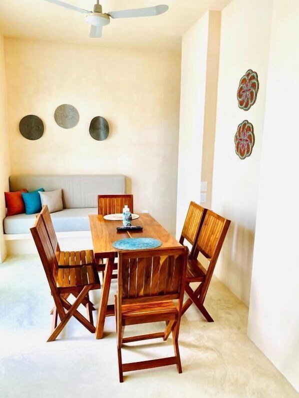 Familienapartment, Klimaanlage, Blick auf den Innenhof | Wohnbereich