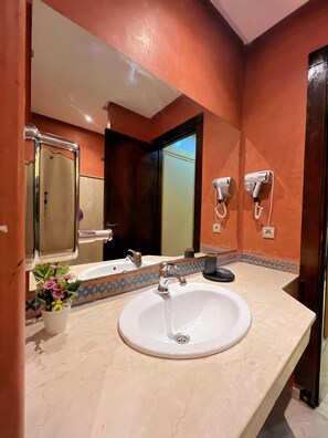 Dusche, Haartrockner, Bidet, Handtücher