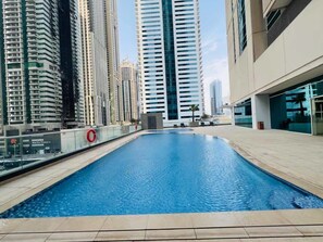 Pool - Free Housekeeping - StayShort - Stylish 2BR in Dubai Marina with Pool (Dubai Marina)