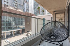 Property grounds - Free Housekeeping - StayShort - Stylish 2BR in Dubai Marina with Pool (Dubai Marina)