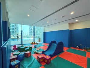 Children’s area - Free Housekeeping - StayShort - Stylish 2BR in Dubai Marina with Pool (Dubai Marina)