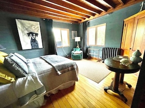 6 bedrooms, desk, iron/ironing board, free WiFi - Lake Champlain - Historic Adirondack Lakefront - Sleeps 14 (Westport)