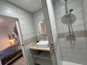 Douche, séchoir à cheveux, serviettes fournies, papier de toilette