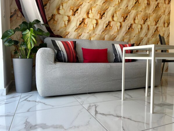 Smart TV, books - The Comfy Stay Apartment-2Bedroom, Near Beach, Shops, Restaurants & Bus Stop (San Pawl il-Baħar)
