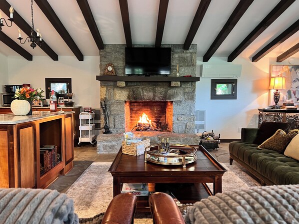 TV connectée, cheminée, livres