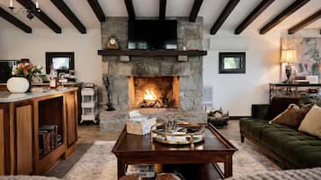 Una Smart TV, una chimenea, una oficina