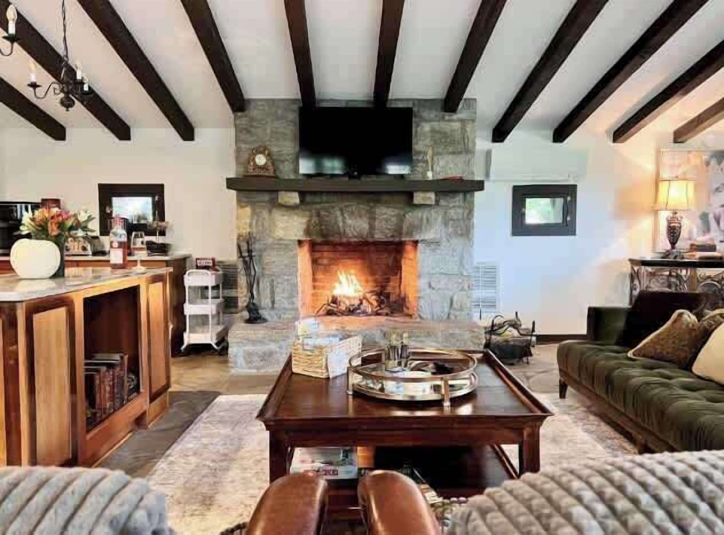 Smart TV, chimenea y oficina 