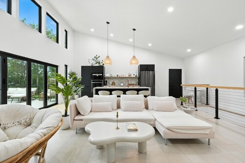 Experience Happie Space on Snow Lake, a Cozy Lakefront Retreat with Privacy