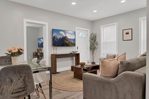 Downtown Groups | Walk to Yale | Backyard +Parking