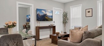 Downtown Groups | Walk to Yale | Backyard +Parking