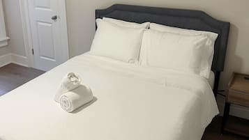 Tabla de planchar con plancha, internet y ropa de cama