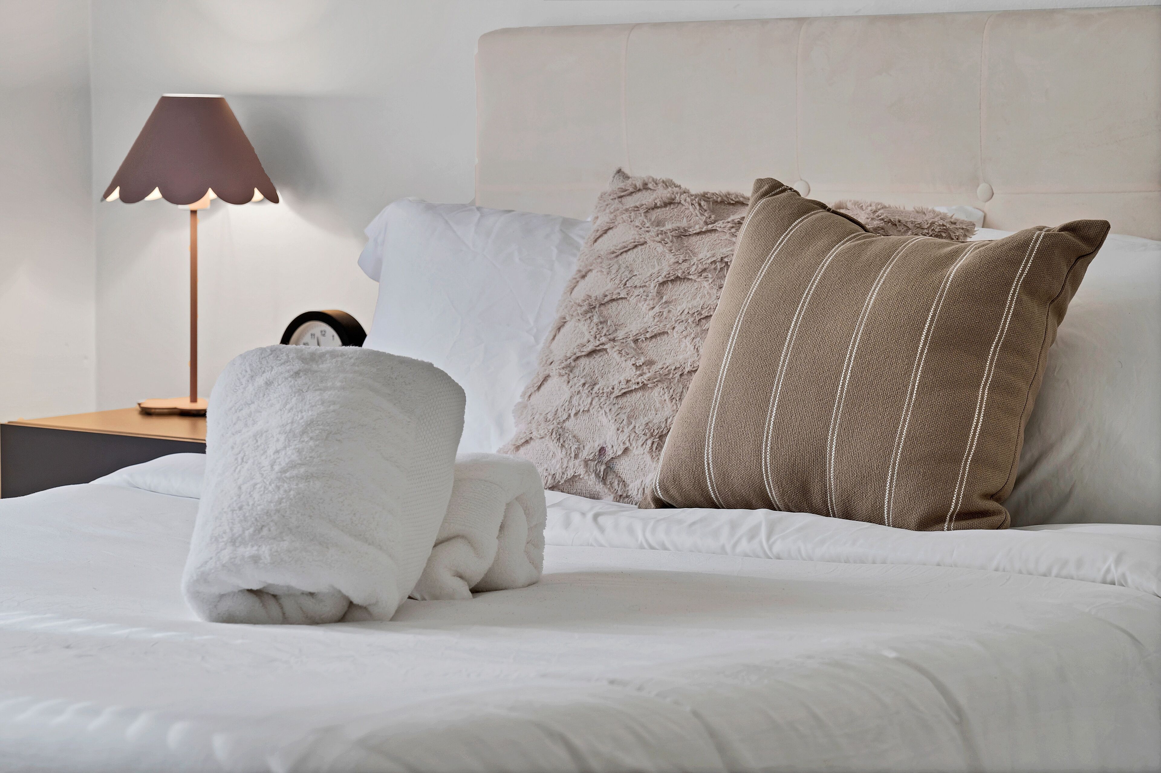 4 bedrooms, iron/ironing board, internet, bed sheets