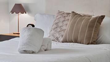 4 bedrooms, iron/ironing board, internet, bed sheets