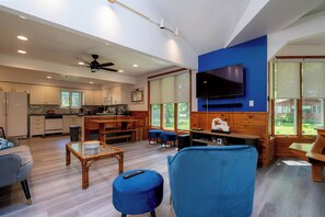 Televisión y chimenea 