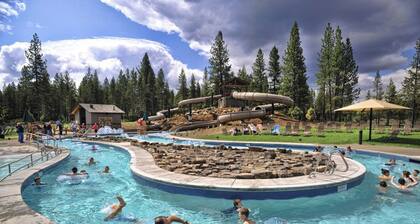 Thanksgiving at The Snuggly Otter • Walk to The Village • Pet-Friendly