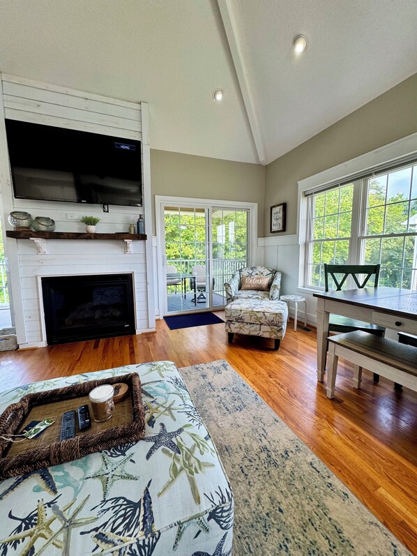 Een smart-tv, een open haard, boeken en een stereo