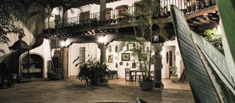 Residence for 14 people with a swimming pool in a natural area