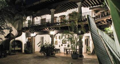 Residence for 14 people with a swimming pool in a natural area