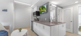 3-bedroom Pod in Kansas City w/ WiFi, AC, Parking & Dedicated Workspace by UMKC