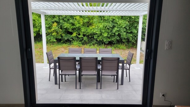 A covered patio with a rectangular table and six chairs. - New house for vacations in Charente-Maritime (Saint-Agnant)