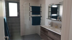 Dusche, Haartrockner, Handtücher, Seife