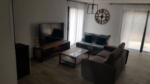 TV, fireplace