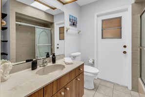 Haartrockner, HandtĂŒcher, Seife, Toilettenpapier