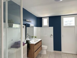 Regadera, secadora de cabello, papel de baño 