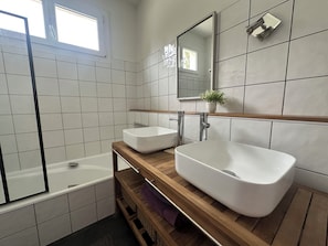 Dusche, Haartrockner, Toilettenpapier