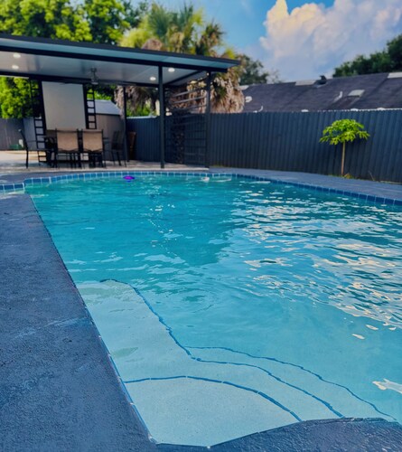 Charming 4-bedroom Pool house with WiFi, king bed, AC in lovely Orlando