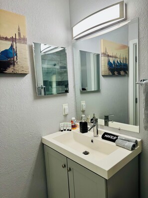 Suihku, hiustenkuivaaja, bidee, pyyhkeet