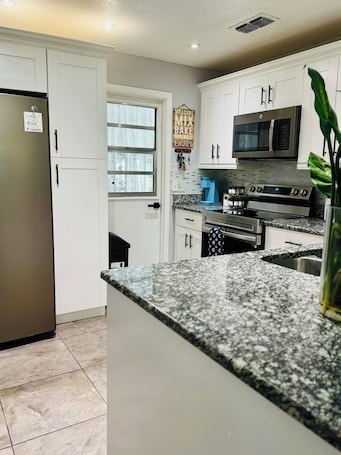Microwave, oven, stovetop. Charming 4-bedroom Pool house with WiFi, king bed, AC in lovely Orlando