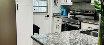 Charming 4-bedroom Pool house with WiFi, king bed, AC in lovely Orlando